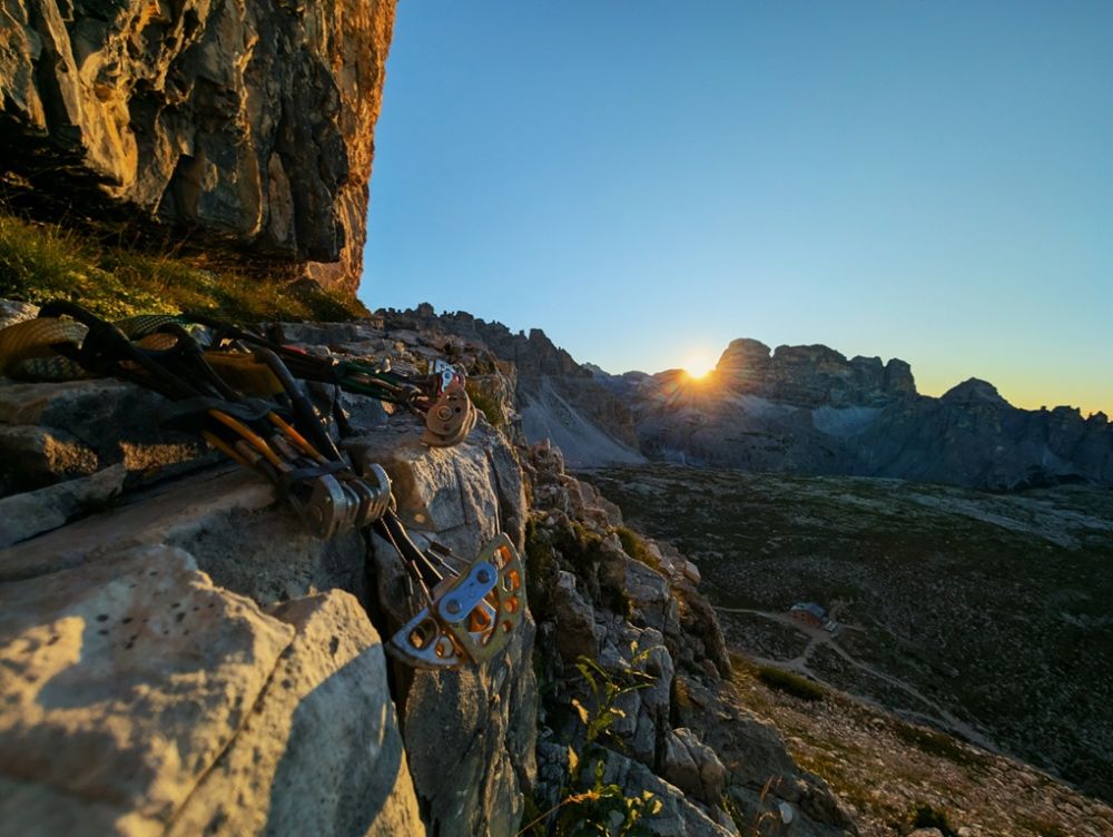 Kletterausrüstung wird vorbereitet